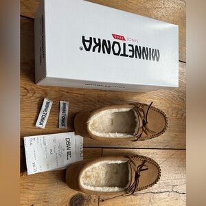BNWT. Minnetonka Lynda Moccasin Slippers